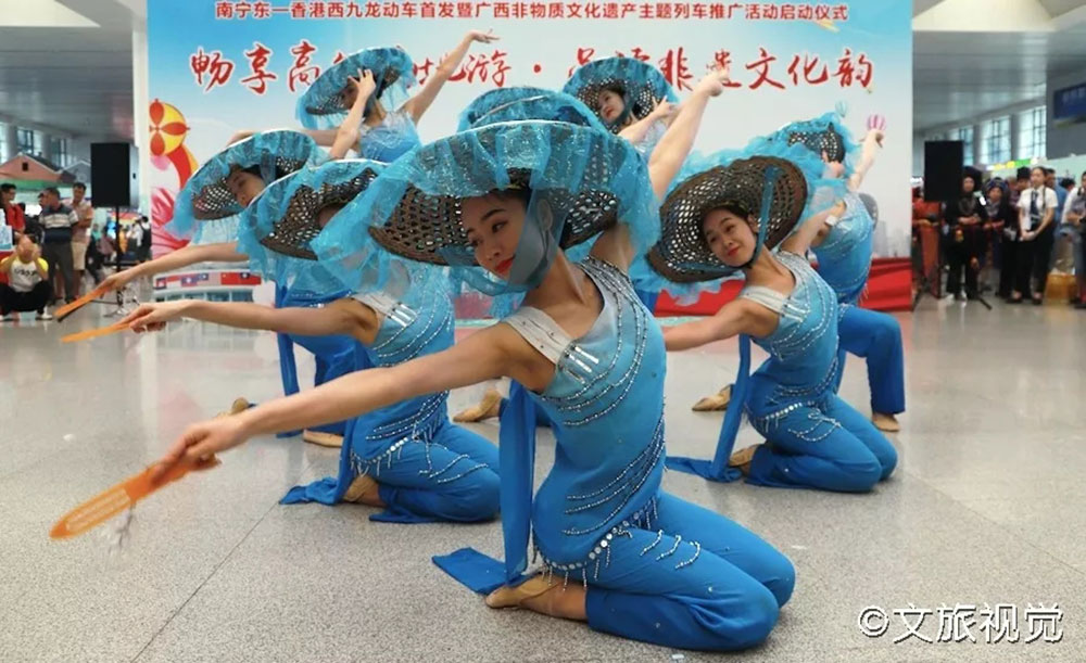 搭乘首發(fā)高鐵，海真珠珍珠粉抵達(dá)東方明珠